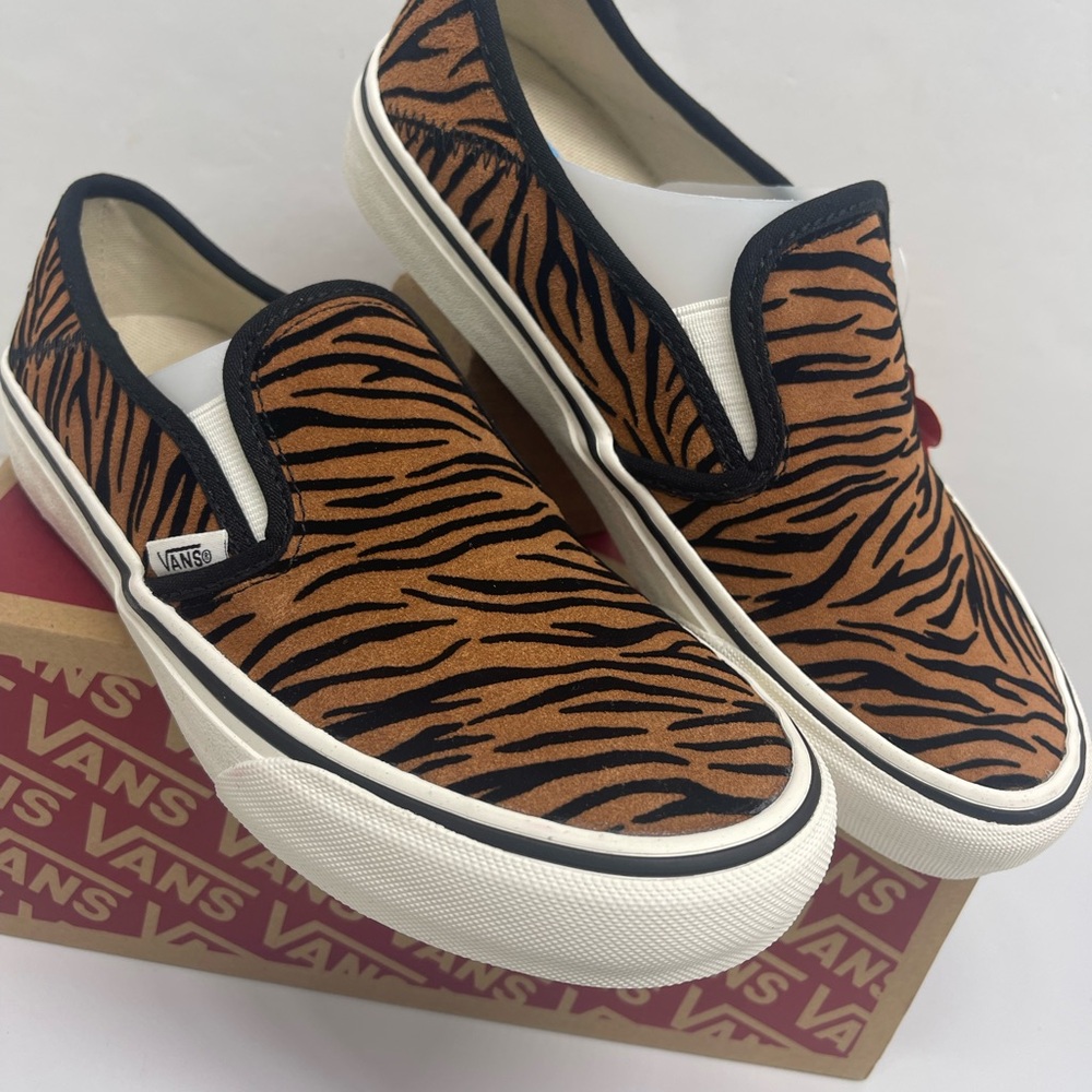 Vans Women’s Slip-On Sf
(Animal Stripes) Black/Marshmallow Sneakers
VN0A5HYQ9ZY - Picture 8 of 16